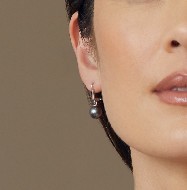 Model is wearing Elegance earrings with 9mm Tahitian pearls